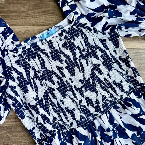 CeCe Abstract Floral Navy & White Short Puff Sleeve Smocked Peplum Top – Size L - Picture 2 of 9